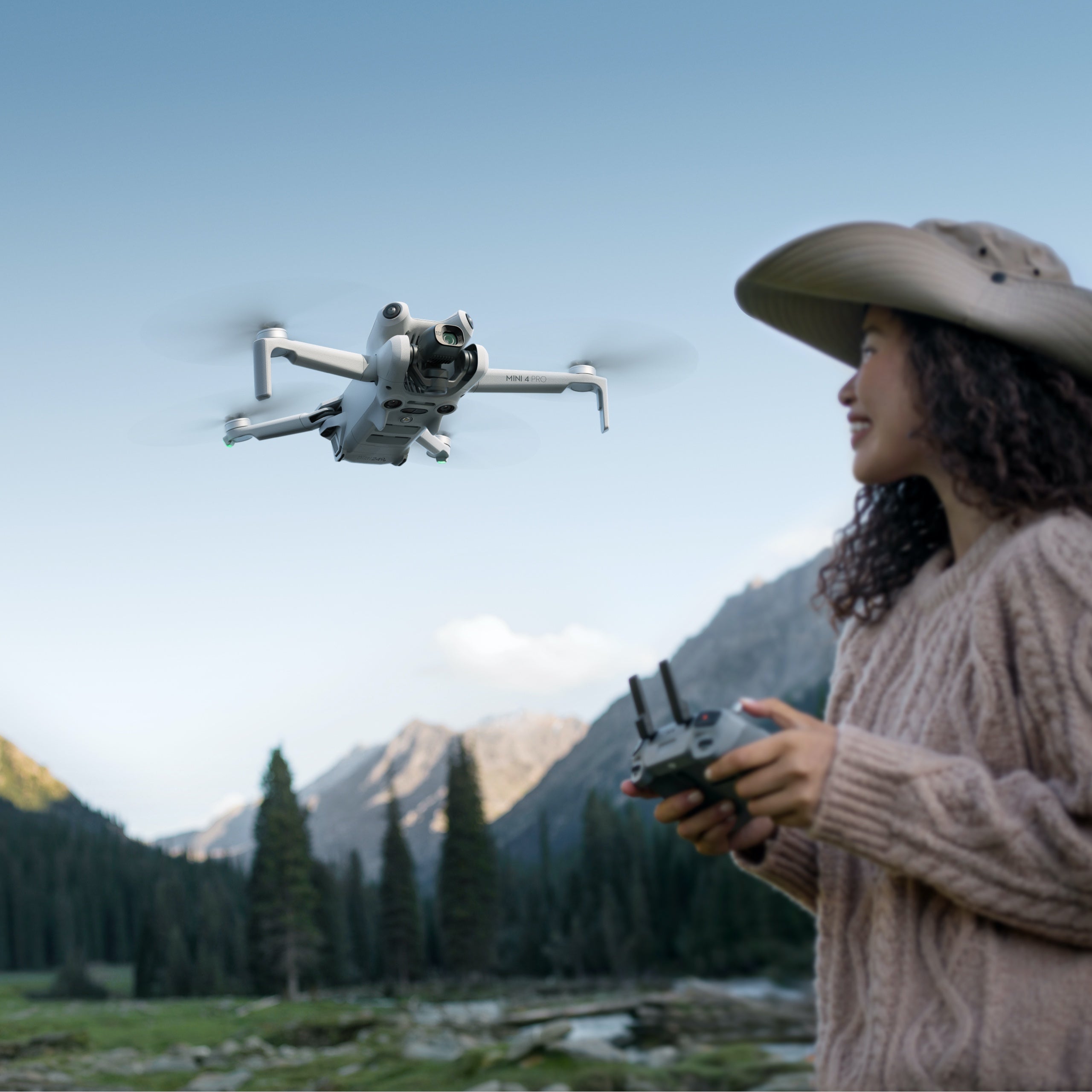 DJI Mini 4 Pro Fly More Combo Plus ערכת רחפן מיני עם שלט חכם
