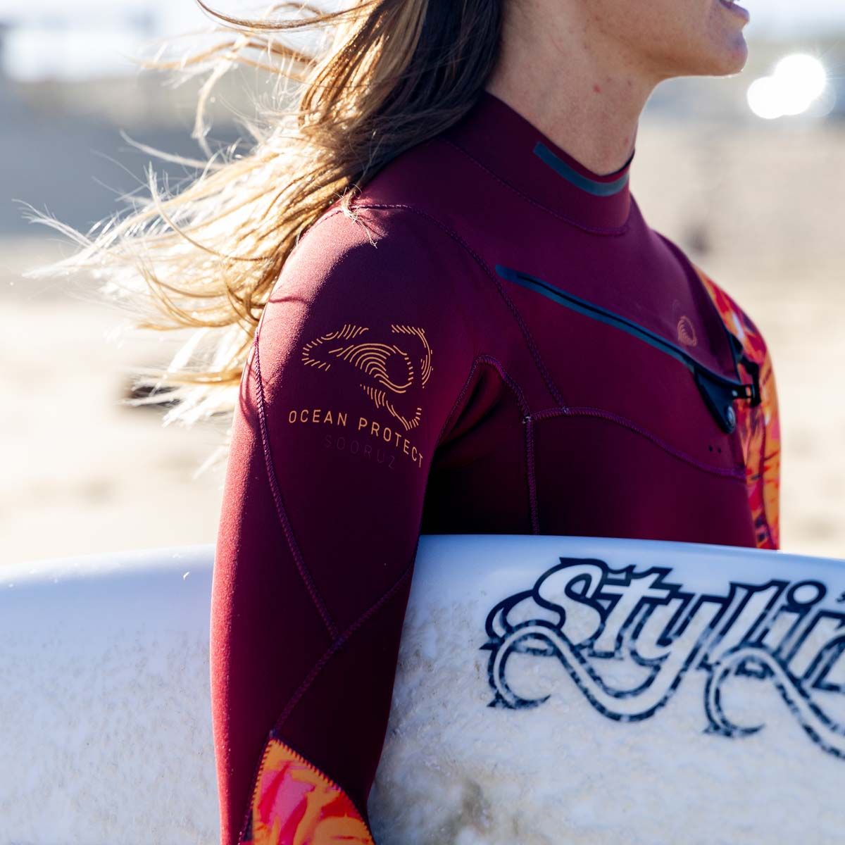 חליפת גלישה לנשים רוכסן חזה בעובי 4/3 מ"מ בצבע אדום