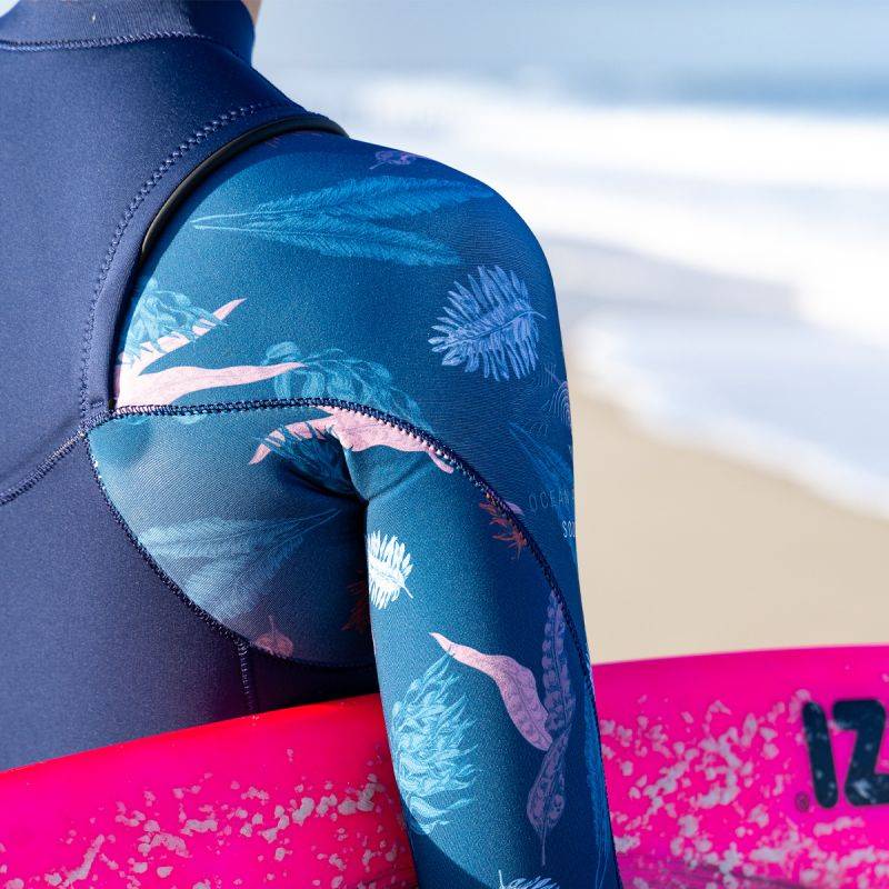 SOORUZ Fullsuit 4/3 FZ DIVINE Oysterprene חליפת גלישה לנשים רוכסן קדמי בעובי 4/3 מ"מ צבע כחול