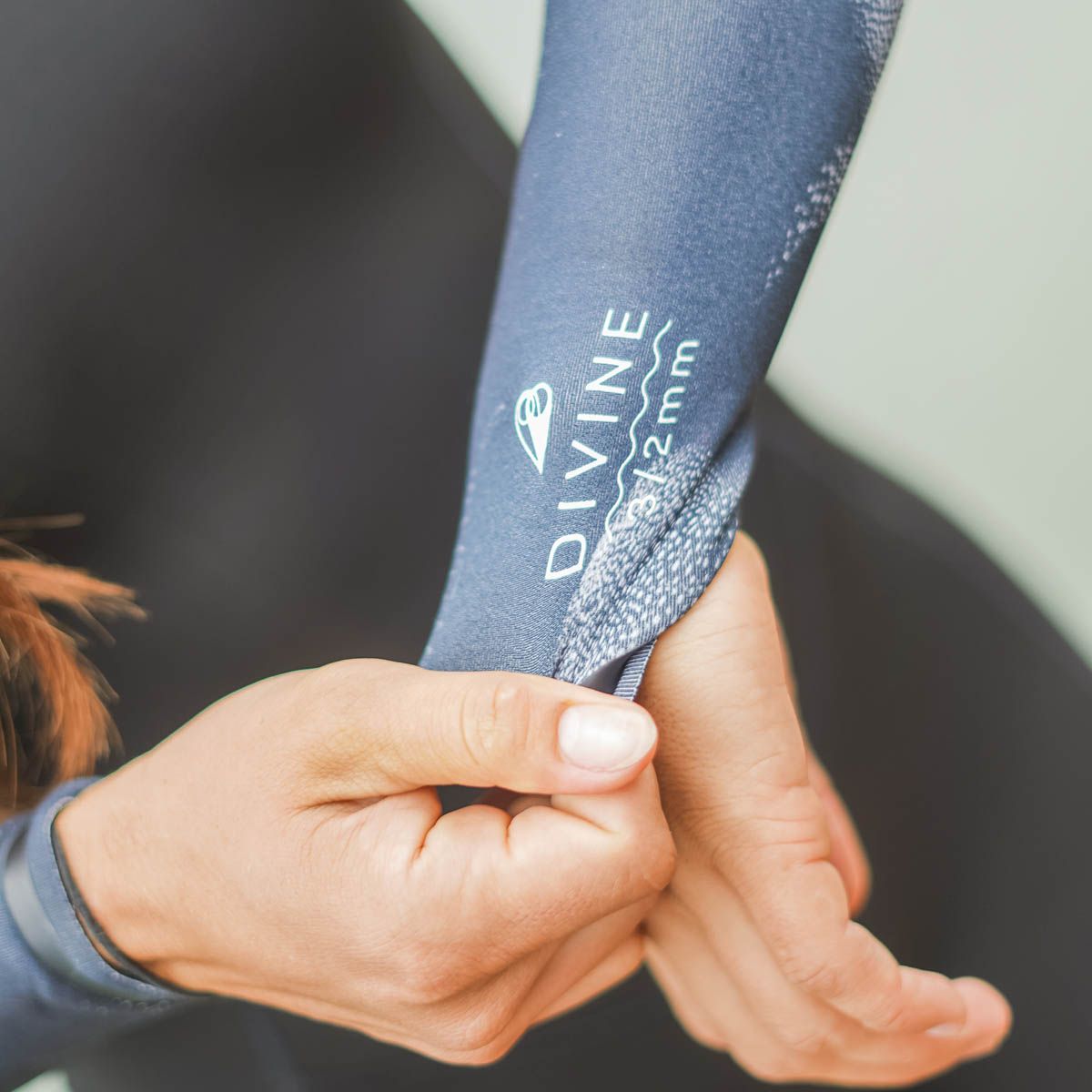 SOORUZ DIVINE 3/2 Front-Zip Oysterprene חליפת גלישה לנשים 3/2 מ"מ רוכסן קדמי בצבע שחור 2023