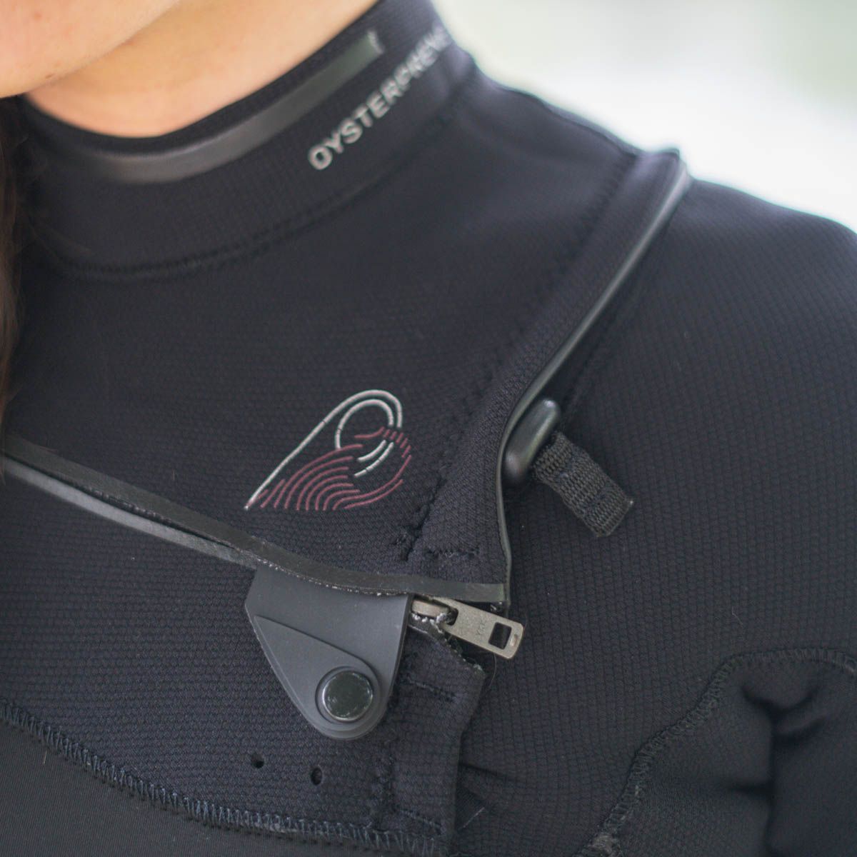SOORUZ GURU PRO 4/3 Chest-Zip Oysterperne חליפת גלישה 4/3 מ"מ לנשים רוכסן חזה בצבע שחור
