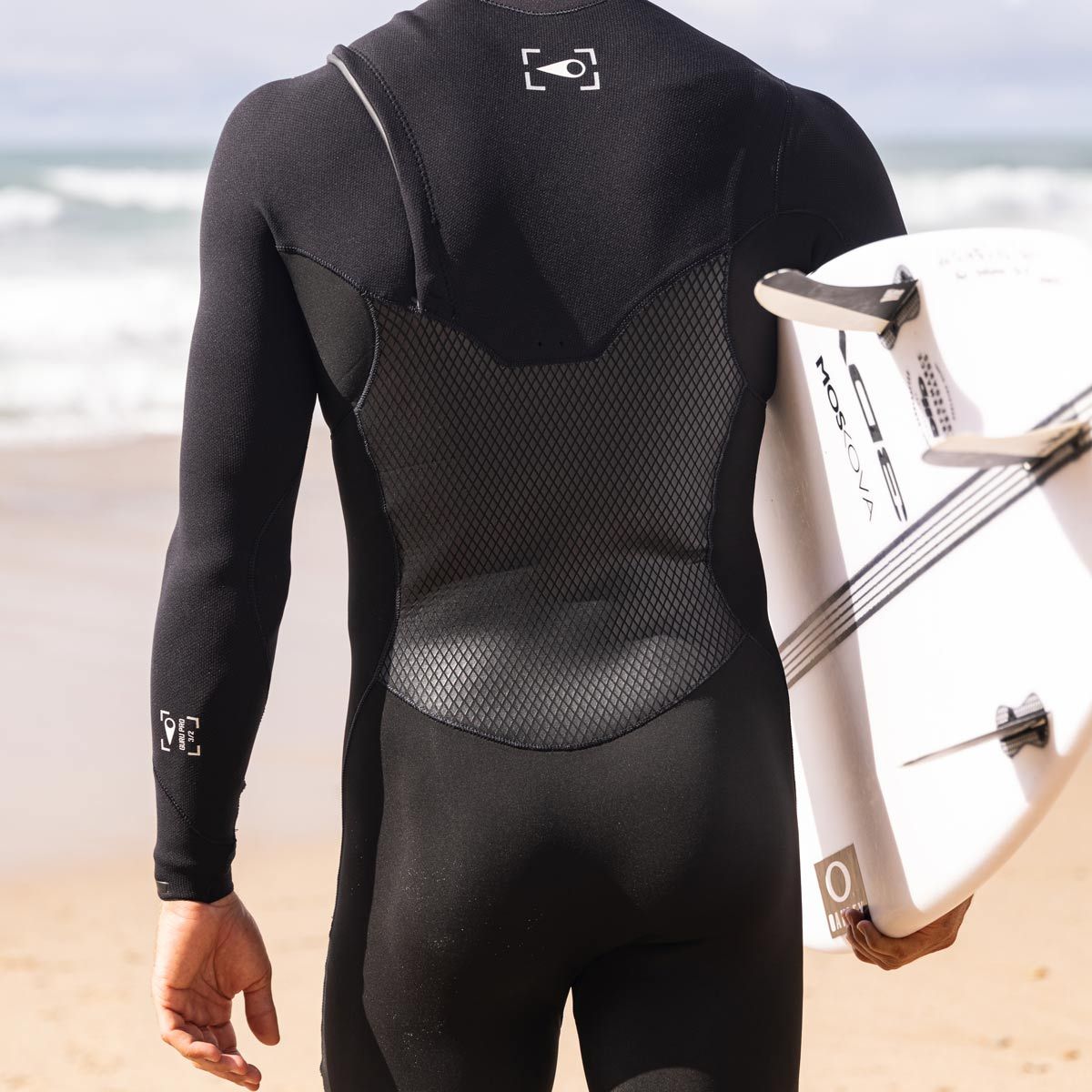 SOORUZ GURU PRO 3/2 Chest-Zip Oysterperne חליפת גלישה 3/2 מ"מ לגברים רוכסן חזה 2023 בצבע שחור