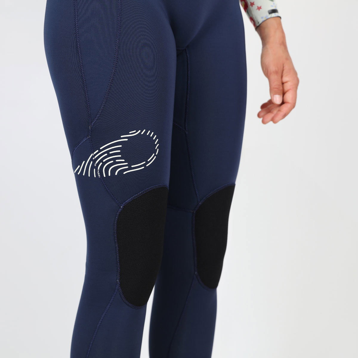 SOORUZ DIVINE 3/2 FZ Organic Oysterprene Navy חליפת גלישה לנשים 3/2 רוכסן קדמי בצבע כחול קיץ 2026