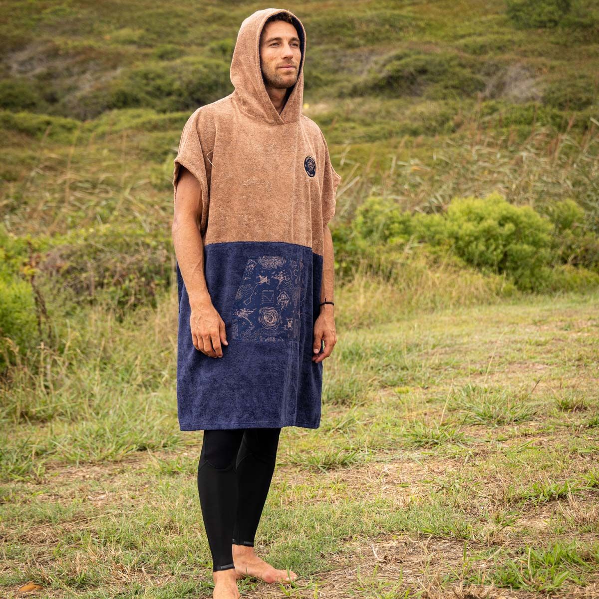 SOORUZ Poncho Pearl פונצ'ו סורוז בצבעי בז'-כחול 2023