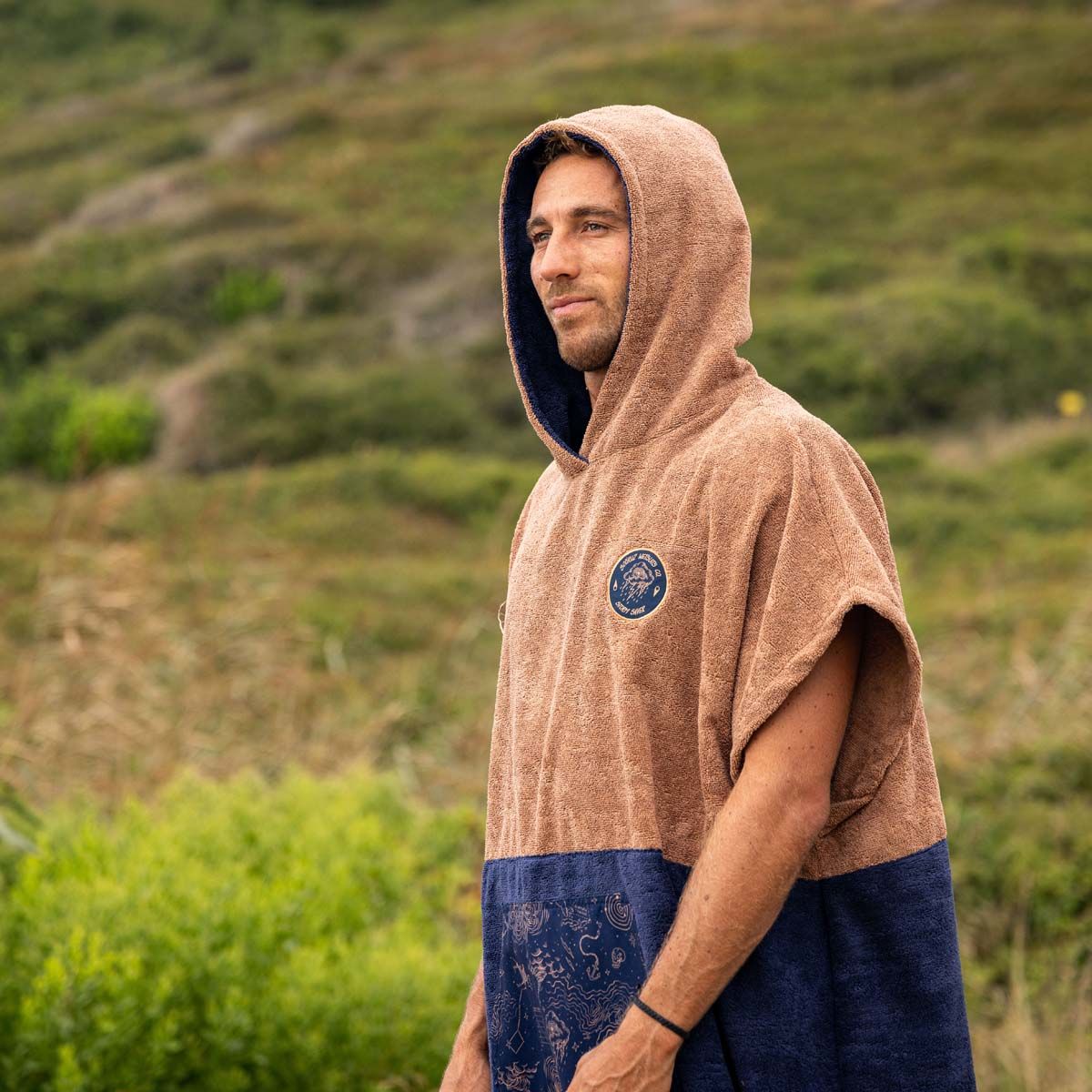 SOORUZ Poncho Pearl פונצ'ו סורוז בצבעי בז'-כחול 2023