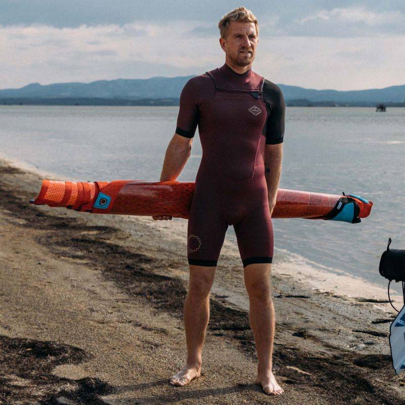 SOORUZ Shorty Men 2/2 FZ FIGHTER חליפת גלישה שורטי רוכסן קדמי בעובי 2/2 מ"מ לגברים בצבע אדום