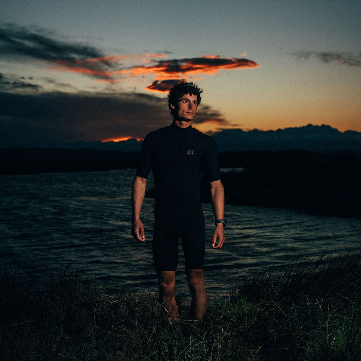 חליפת גלישה שורטי צבע שחור רוכסן קדמי בעובי 2/2 מ"מ לגברים