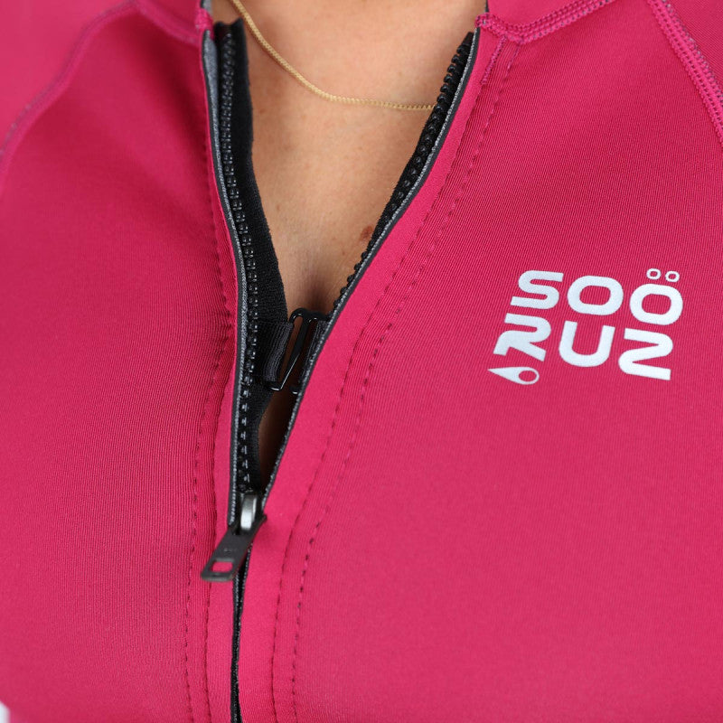 SOORUZ Shorty 1/1 LS mini zip DIVINE ORGANIC OYSTERPREN 2026 חליפת גלישה לנשים שורטי 1/1 רוכסן מיני בצבע ורוד