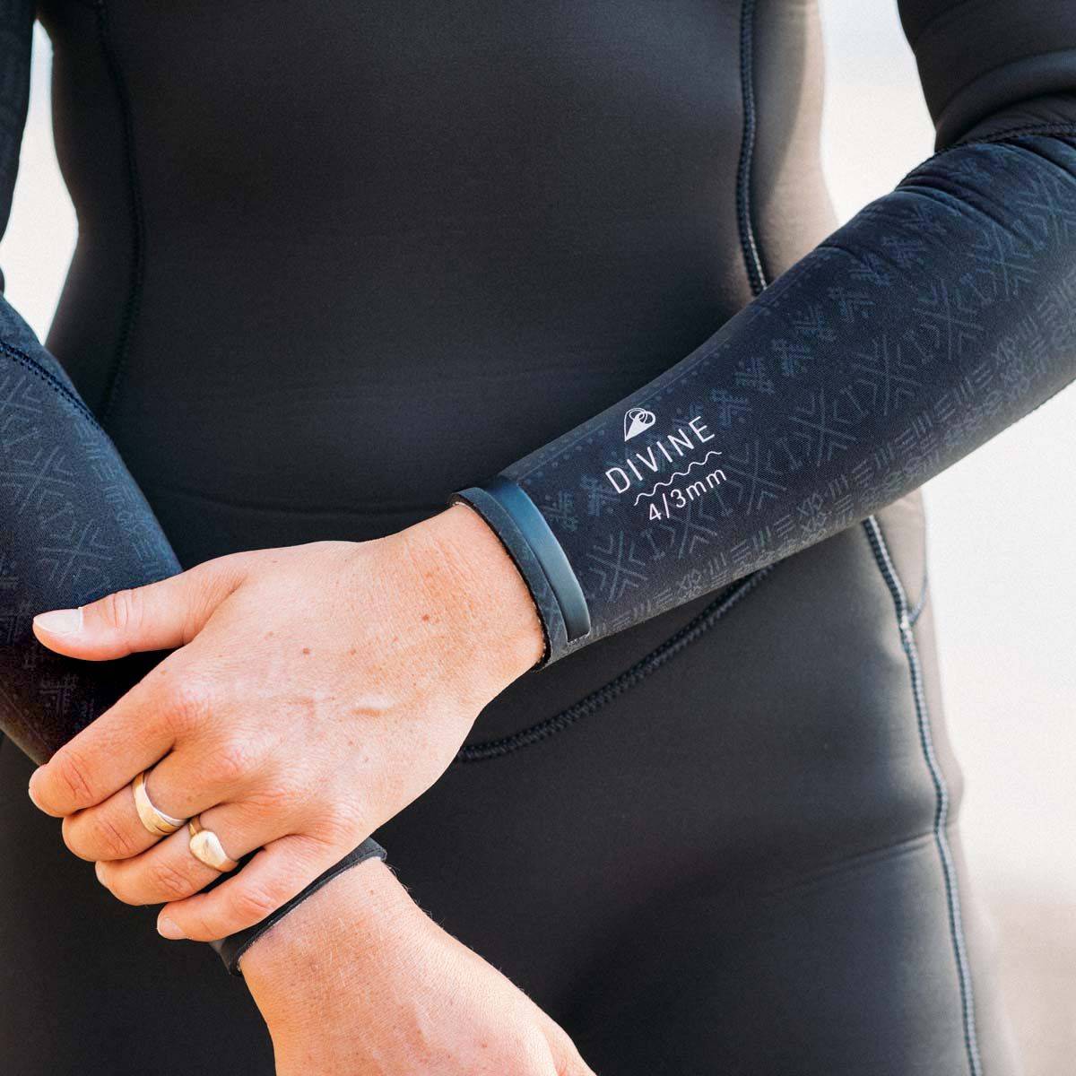 חליפת גלישה לנשים רוכסן אחורי בעובי 3/2 מ"מ בצבע שחור