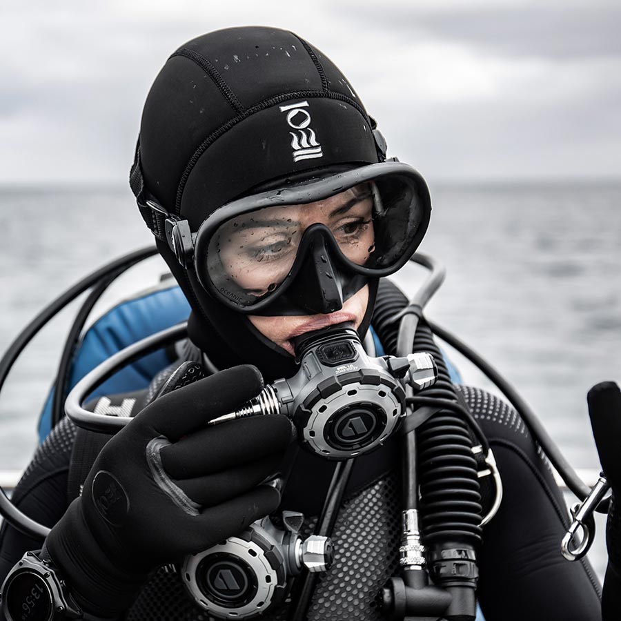 FOURTH ELEMENT Women's Neoprene Hooded Vest 5/3mm וסט עם כובע לנשים 3/5 מ"מ