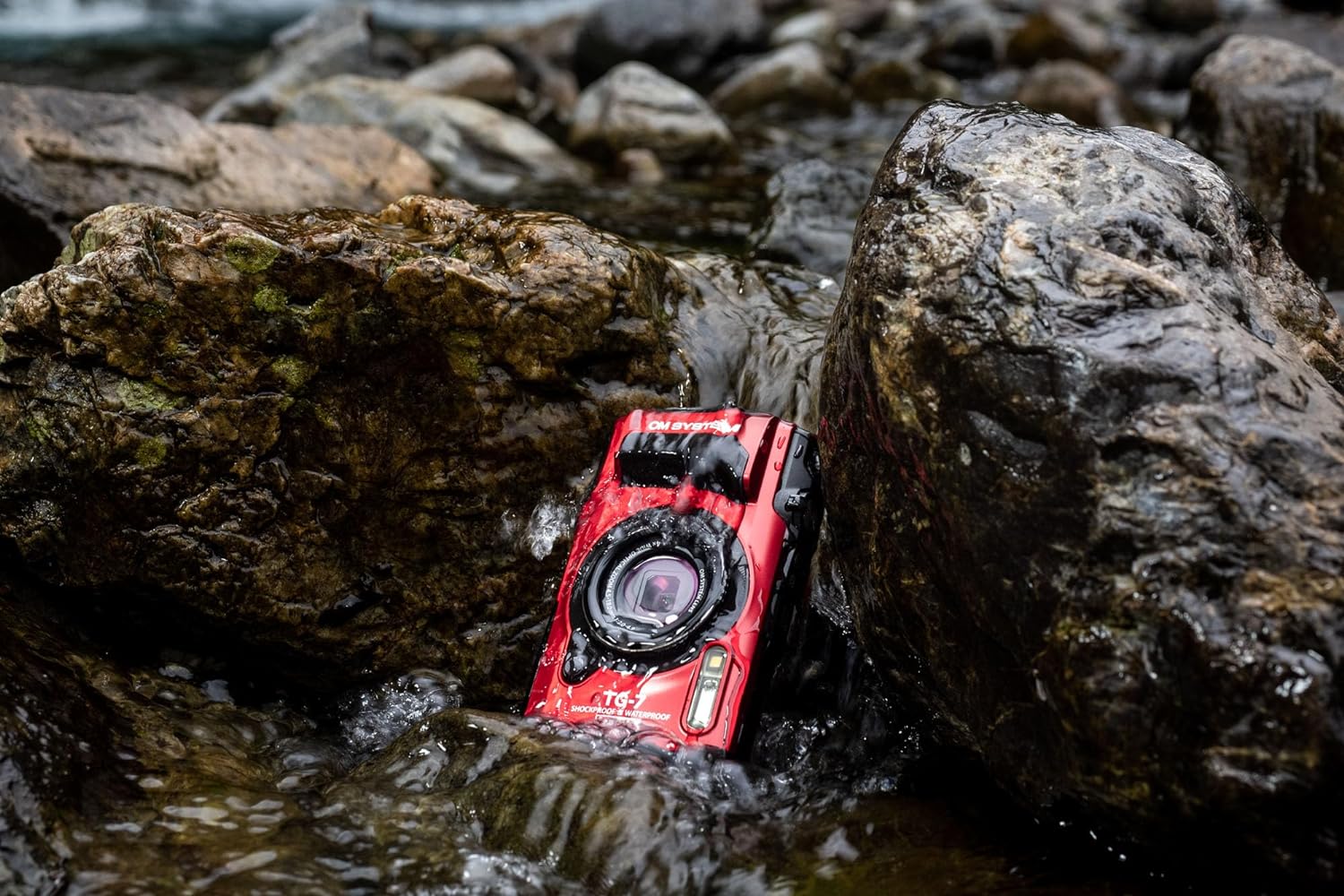 OLYMPUS TG-7 Red מצלמת אולימפוס TG-7 בצבע אדום