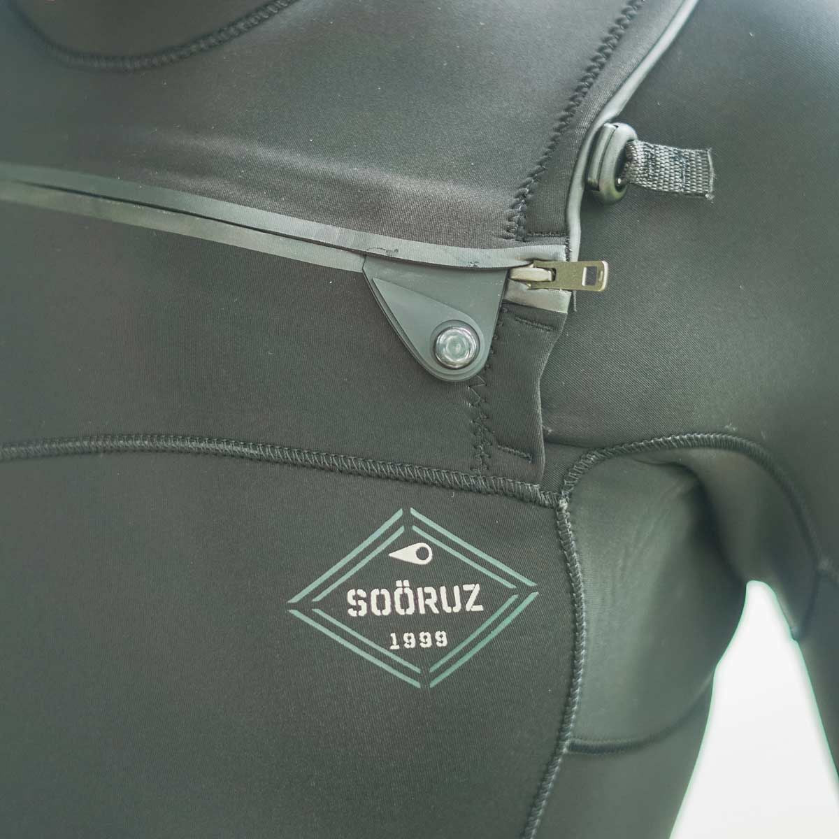 SOORUZ FIGHTER 3/2 Chest-Zip Oysterprene חליפת גלישה לגברים רוכסן חזה 3/2 מ"מ צבע שחור דגם 2023