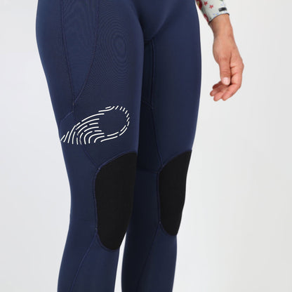 SOORUZ DIVINE 3/2 FZ Organic Oysterprene Navy חליפת גלישה לנשים 3/2 רוכסן קדמי בצבע כחול קיץ 2026