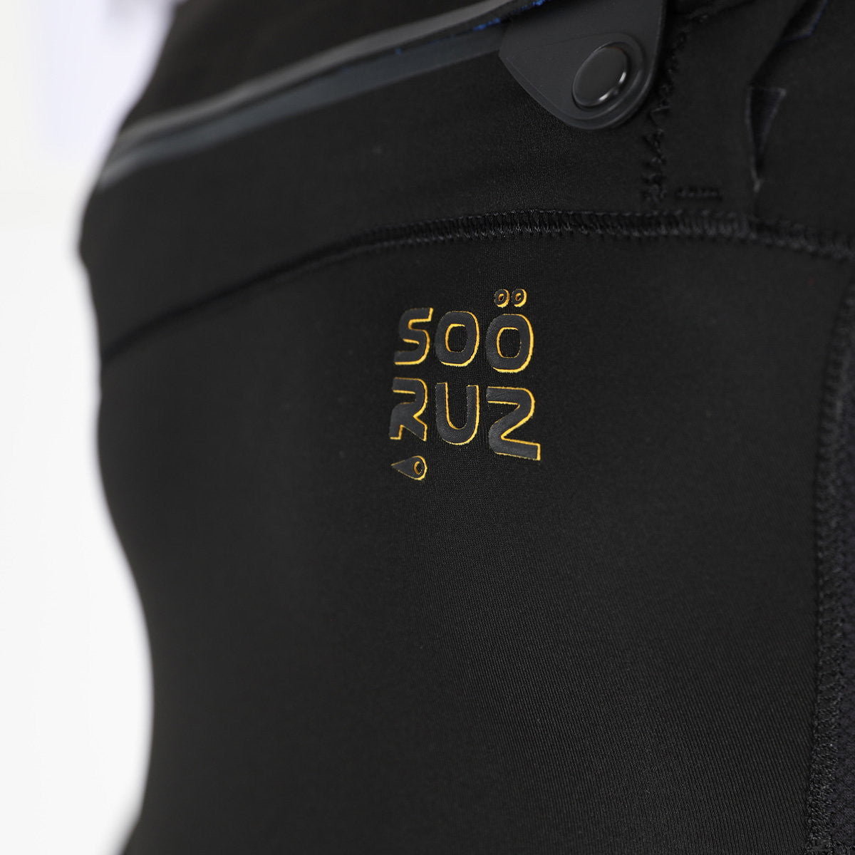 SOORUZ FIGHTER Shorty 2/2 FZ Organic Oystreperne חליפת גלישה שורטי לגברים 2/2 רוכסן קדמי בצבע שחור קיץ 2026