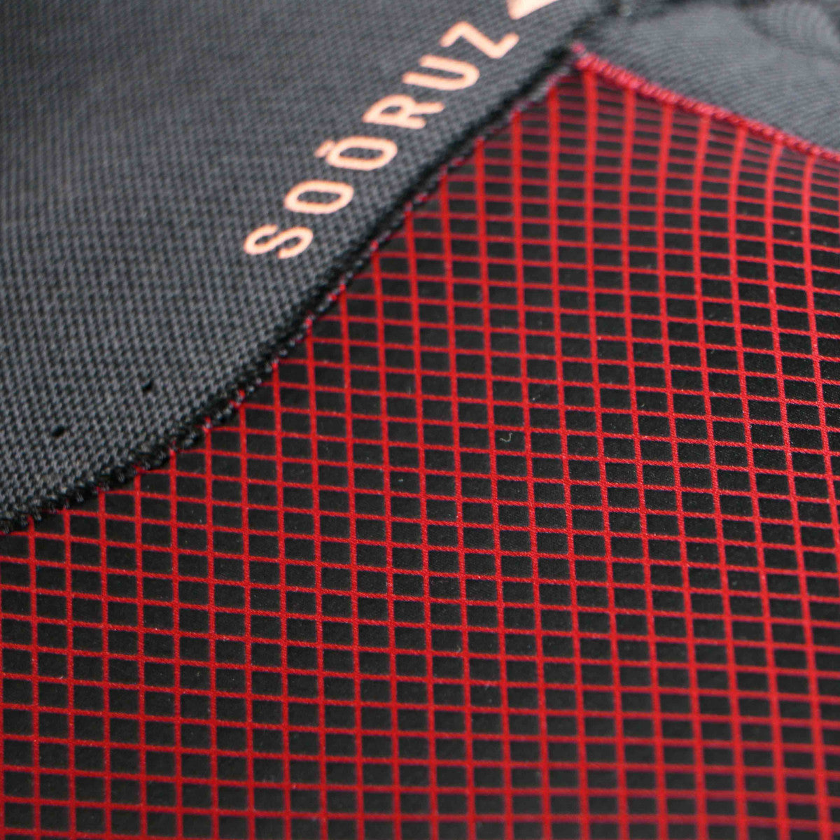 SOORUZ GURU Women 4/3 Chest-Zip Oysterprene חליפת גלישה לנשים 4/3 מ"מ צבע אדום קיץ 2022