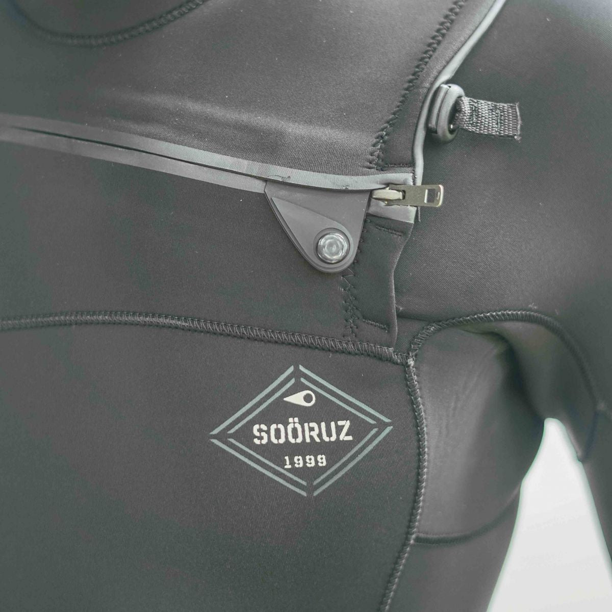 SOORUZ FIGHTER 3/2 Chest-Zip Oysterprene חליפת גלישה לגברים רוכסן חזה 3/2 מ"מ צבע שחור דגם 2022