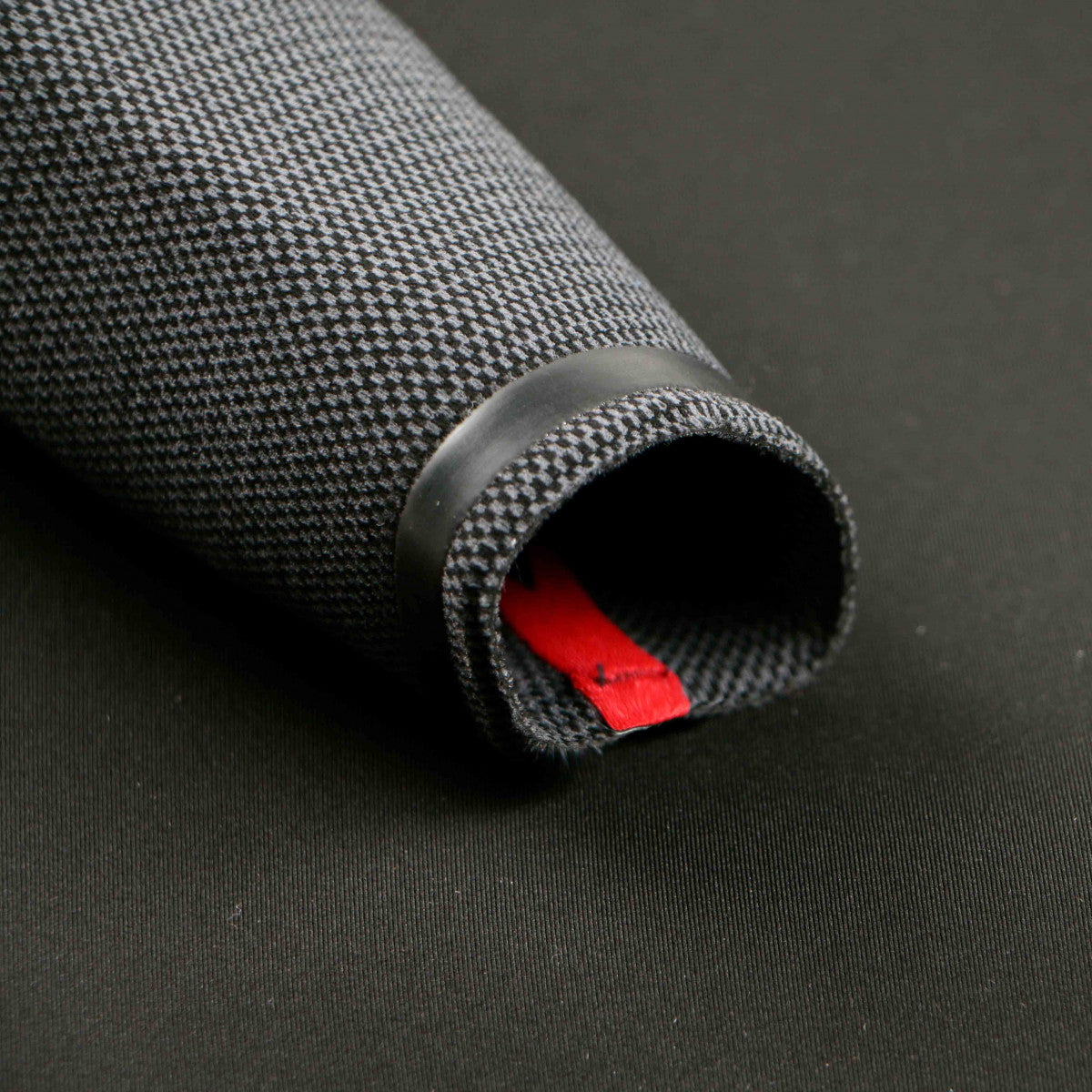 SOORUZ GURU PRO 3/2 Chest-Zip Oysterperne חליפת גלישה 2/3 מ"מ לגברים רוכסן חזה חורף 2022 בצבע שחור