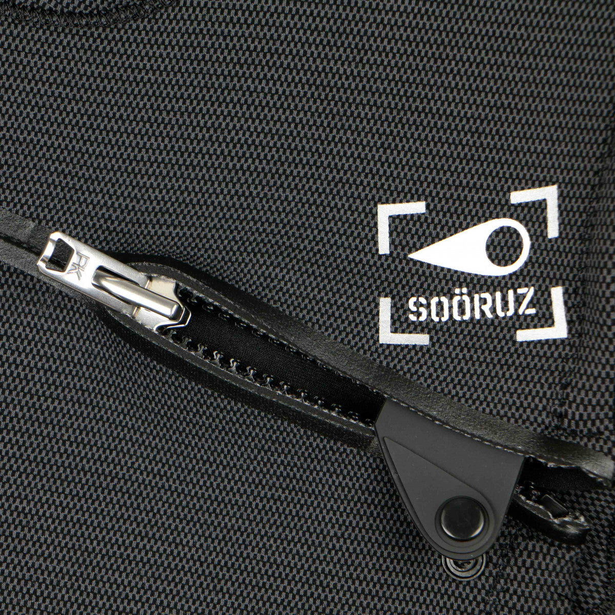SOORUZ GURU PRO 3/2 Chest-Zip Oysterperne חליפת גלישה 2/3 מ"מ לגברים רוכסן חזה חורף 2022 בצבע שחור